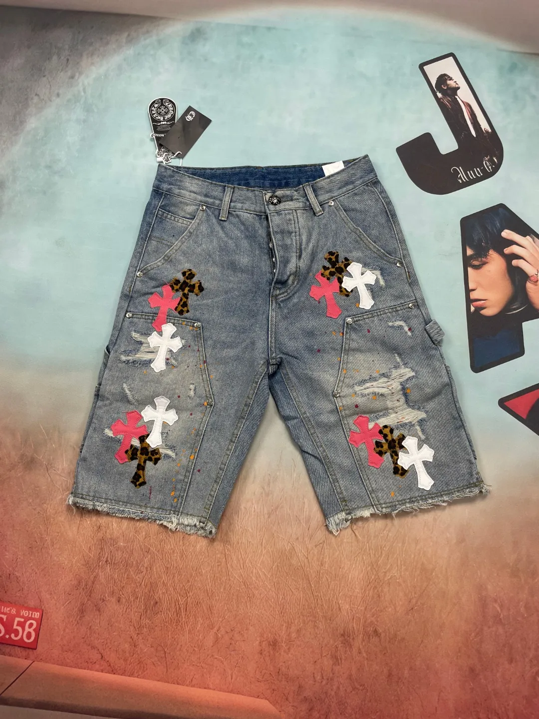 🅿️240 🔘Model No.-KL501 🔘Croxin𝐂𝐡𝐫𝐨𝐦𝐞 𝐇𝐞𝐚𝐫𝐭 CH blue and white three-color leather splash-ink American workwear denim shorts* The brand Croxin is well-known in the fashion circle. The details and design of these shorts are amazing. They use real Levi's jeans bottoms, which are taken apart and then spliced ​​together. This process is too heavy-duty. The hardware is all custom-made from molds, and the texture is superb. The hem is designed with handmade tassels and frayed edges, which is individual and unruly. It is also made of white genuine leather and patched. The blue and white color scheme plus splash-ink elements make it extremely fashionable. The cross pattern is embellished with red, white and leopard print, making it highly recognizable. The washing effect is also very natural, and the overall stitching process is impeccable. The same style for men and women, it looks super stylish when worn, and your handsomeness value skyrockets! The matching suggestions are as follows: Street fashion style: wear a black loose T-shirt with colorful graffiti printed on it, and a short black leather jacket. Wear a pair of black high-top Converse or Nike Dunks, a black baseball cap, and a silver metal necklace to walk on the street, which is full of fashion. Casual fashion style: wear a white simple short-sleeved shirt inside and a light blue denim jacket outside, wear it open. Wear white sneakers and carry a simple black crossbody bag for daily travel, casual and fashionable. Cool and handsome style: Choose a red short crop top and tuck it into shorts. Wear a pair of black thick-soled leather shoes, paired with some metallic bracelets and rings, and go to a music festival or party and you will be the center of attention.  Size: S M L XL XXL (28.30.32.34.36) Color: Blue